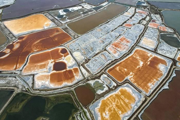 山西运城七彩盐湖色彩斑斓