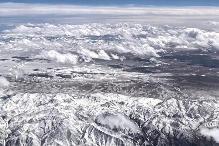 祁连山脉覆盖皑皑白雪 宛如巨龙横卧大地