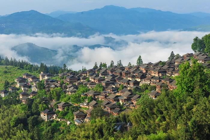 贵州：初夏时节苗寨美