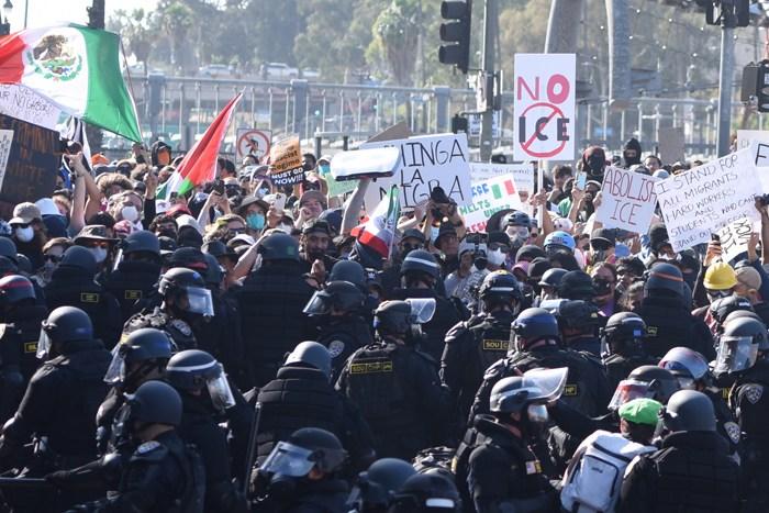 美国洛杉矶抗议者与警方发生冲突