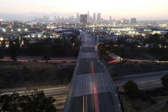 美国洛杉矶市中心部分地区实施宵禁