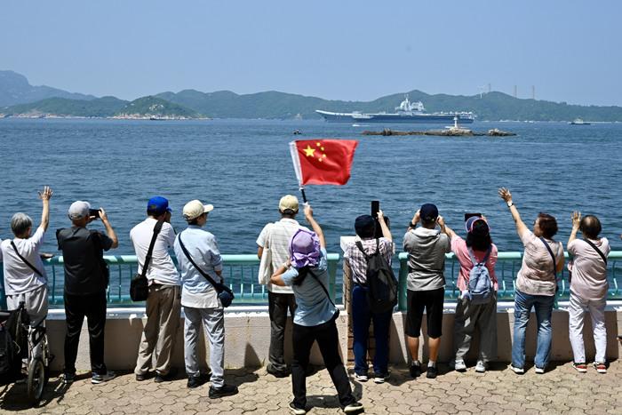 香港民众送别山东舰航母编队