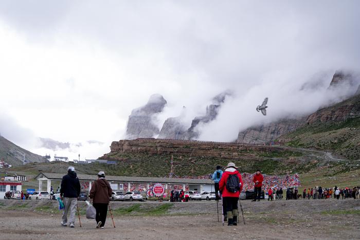 冈仁波齐转山徒步催热文旅产业