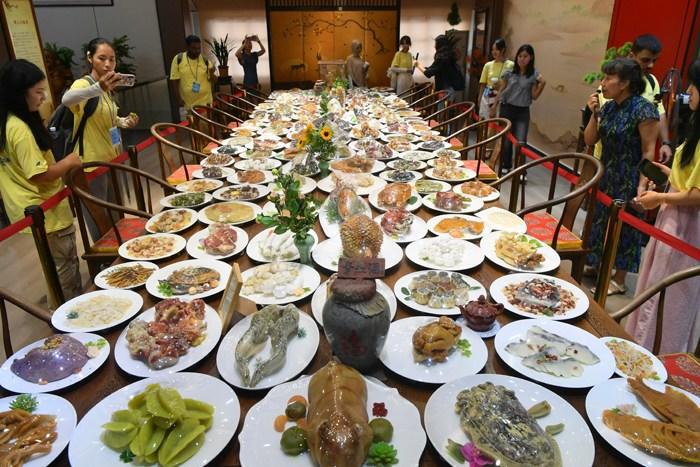 外国大学生“品尝”石制“满汉全席”