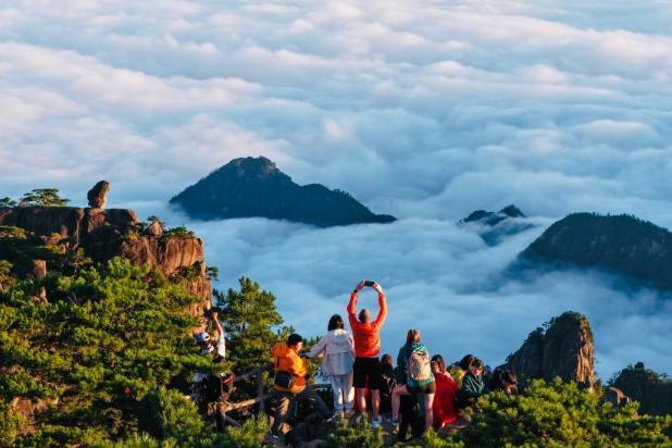 云海漫卷黄山秋色 游人登高饱览美景