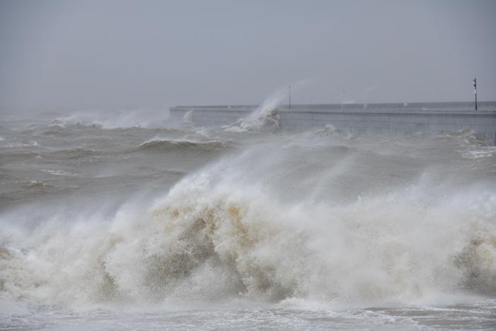 强台风逼近 海口附近海域掀巨浪