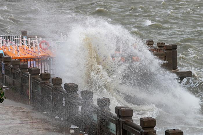 “麦德姆”致广西北海狂风骤雨 巨浪翻涌