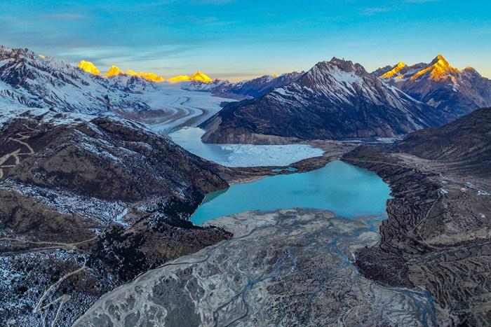 西藏昌都：来古冰川迎冬季最佳观赏期