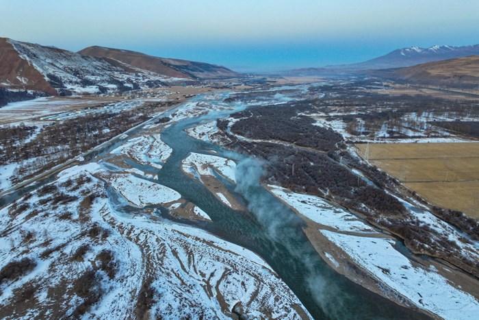 青海门源：祁连山腹地大通河晨雾弥漫