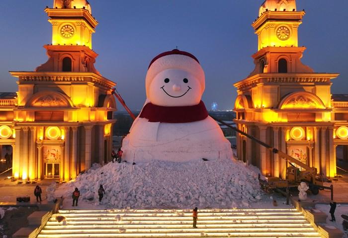 哈尔滨网红大雪人“露脸”