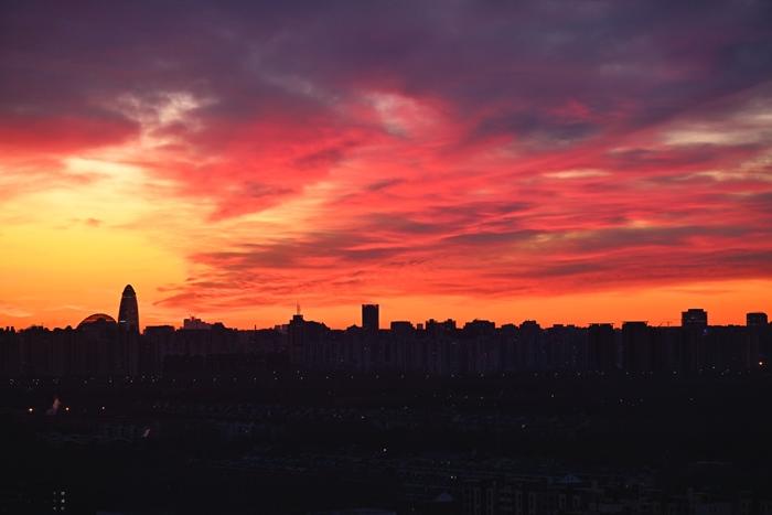 北京清晨迎来绚丽朝霞