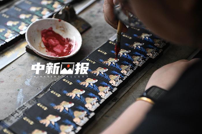 落纸如漆金不换
