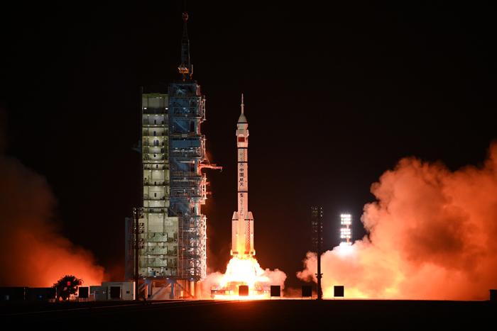 神舟二十三号载人飞船发射成功