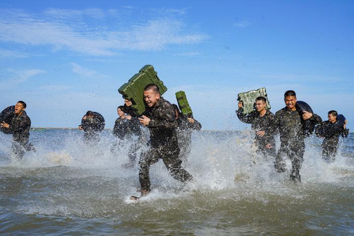 直击广西防城港武警官兵海训劈波斩浪