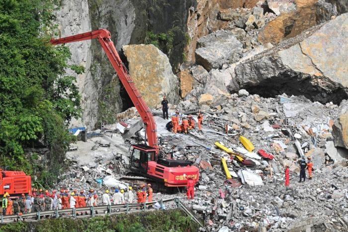 重庆彭水山体崩塌救援持续 民众接力保障救援