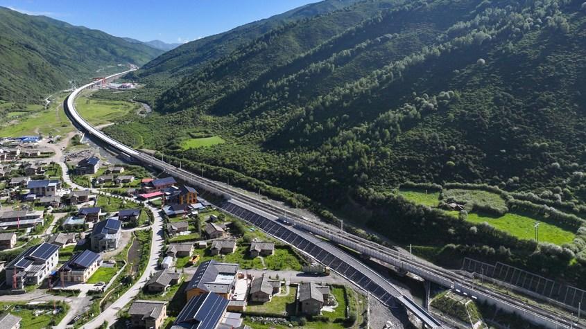 新建西宁至成都铁路四川段最长隧道贯通