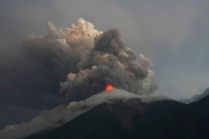 危地马拉富埃戈火山喷发 浓烟和火山灰冲向天空