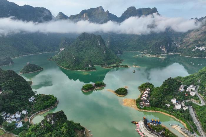 广西凌云县浩坤湖景色宜人