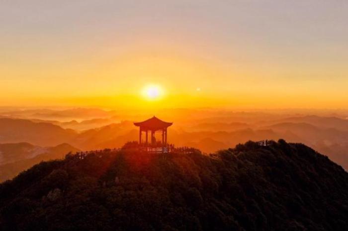 贵州梅花山：日出日落醉游人