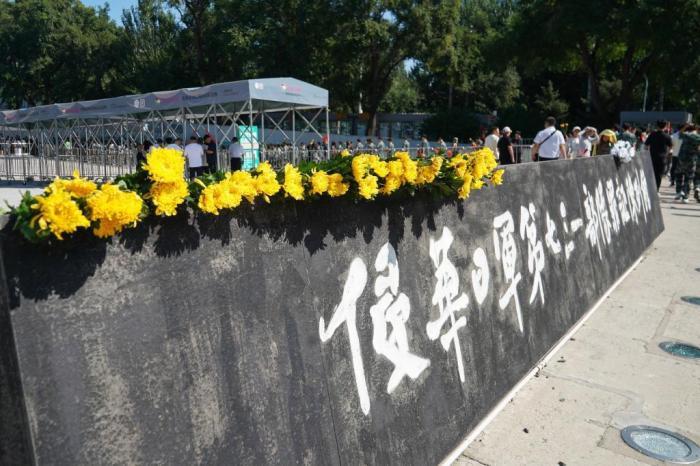 民众参观侵华日军第七三一部队罪证陈列馆