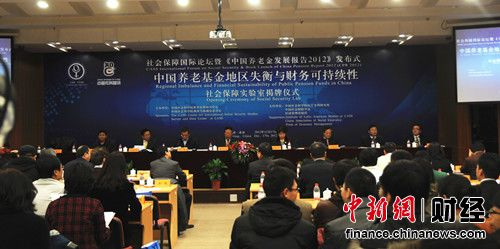 ��Աѧ�߾۽����Ͻ���������ĸ����Ͻ�˫����