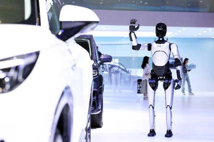 人形机器人担任2025上海车展“销售顾问”