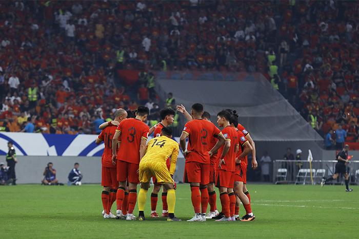 世预赛中国队1:0战胜巴林队 王钰栋点球绝杀