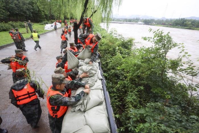 北京密云潮河水位上涨 解放军官兵紧急加固堤坝