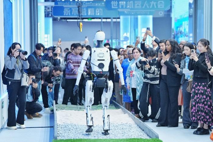 全球妇女峰会嘉宾参访北京机器人大世界
