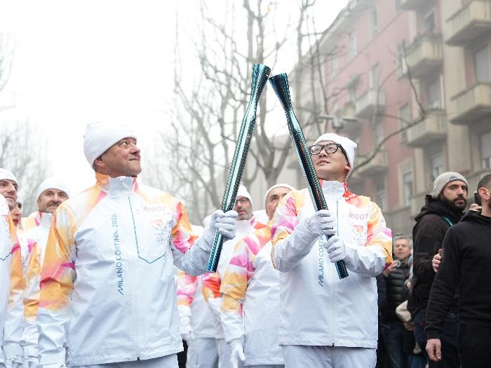 北京双奥志愿者完成米兰站首棒传递