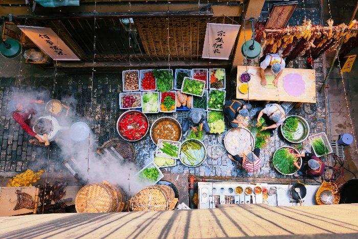 重庆一“筒子楼火锅店”备菜间如美食调色盘