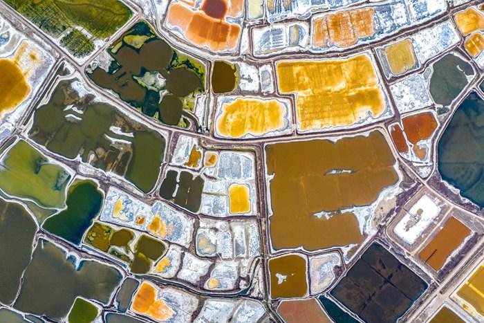 山西运城春季盐湖色彩斑斓 宛如大地调色盘