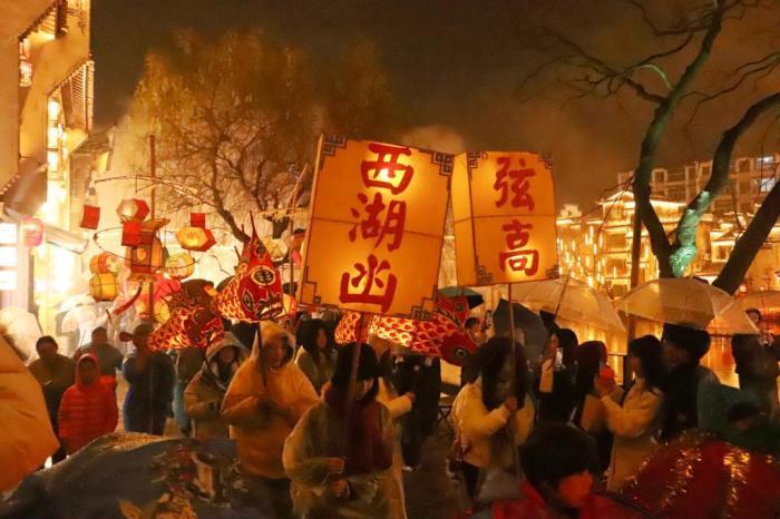 江西婺源：鱼灯游曳古城 民俗巡游迎新年