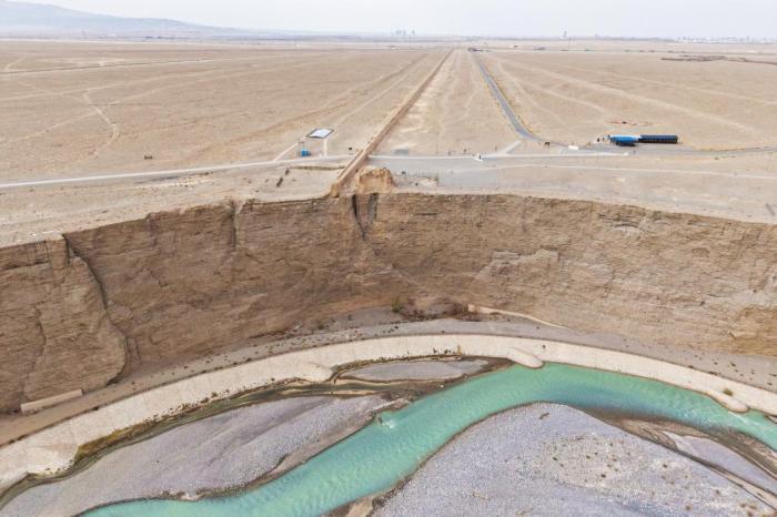 航拍镶嵌在悬崖峭壁之上的长城第一墩