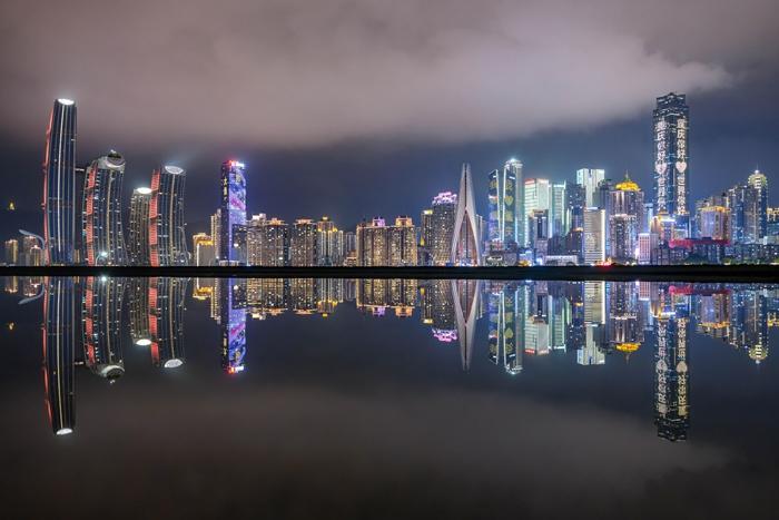 云雾低垂映山城 重庆夜景宛若“天空之镜”
