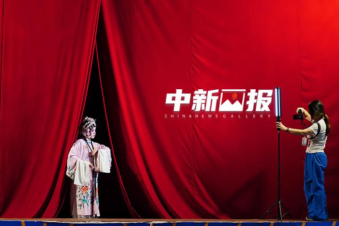 昆明滇剧：从“看戏”到“入戏”